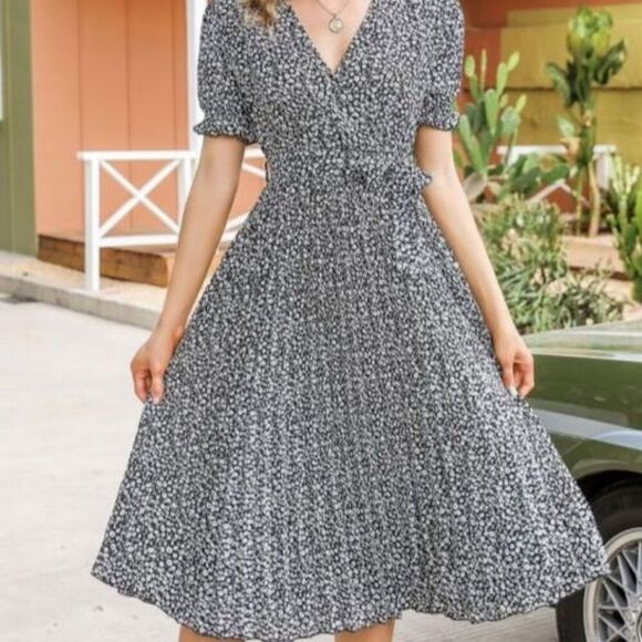 No Brand Dresses & Skirts - Women’s Black Floral Pleated Midi Dress V-Neck Puff Sleeve Size L New